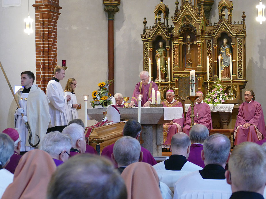 Pontifikalrequiem und Beisetzung von Weihbischof em. Johannes Kapp (Foto: Karl-Franz Thiede)